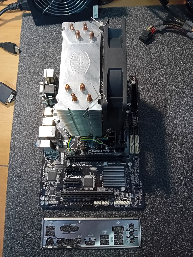 GIGABYTE GA-B85M-HD3+i5-4690K+8GB DDR3+CHLADIČ