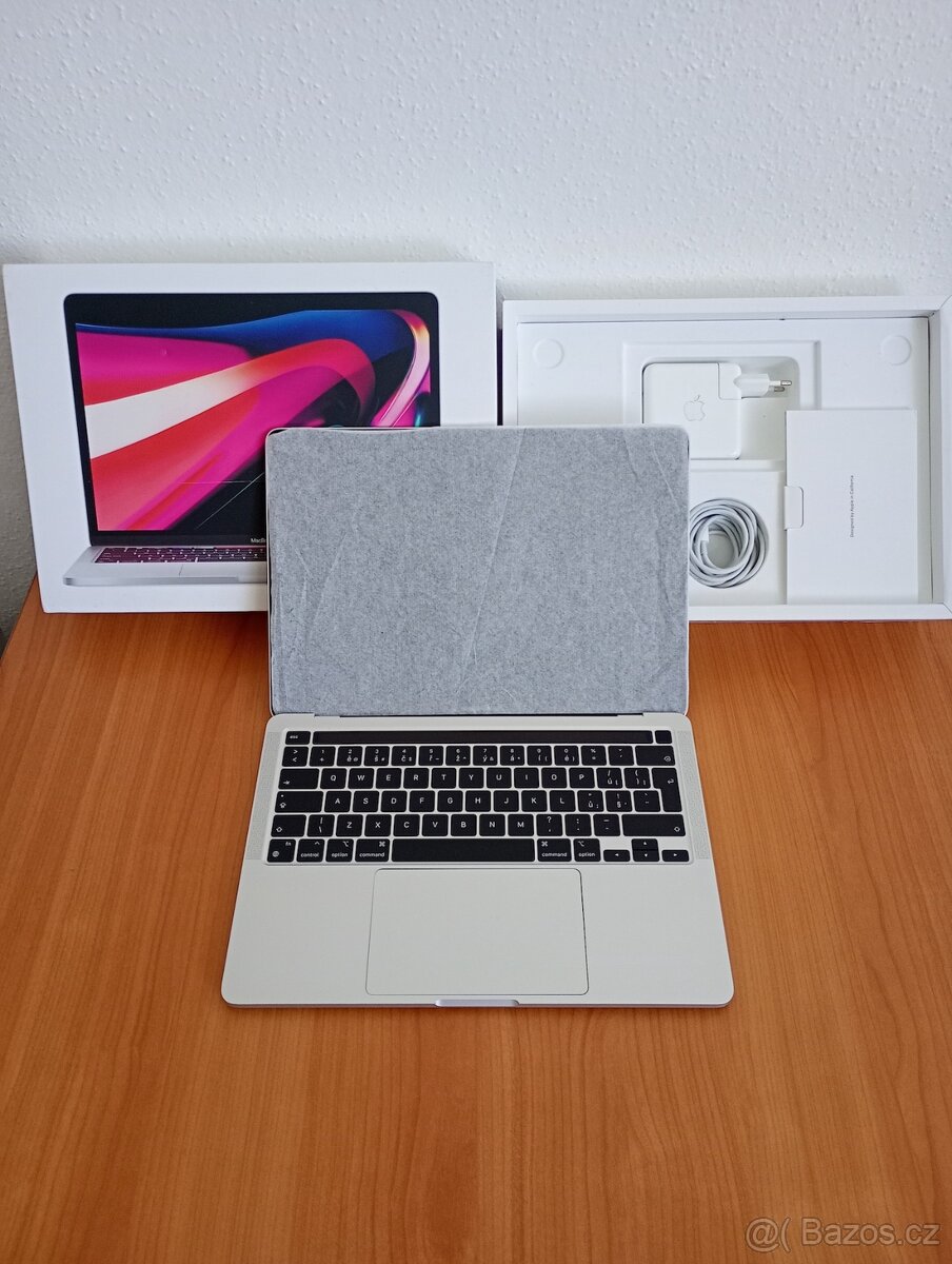 MacBook PRO 13 palců M1 chip 8 RAM 256 SSD NOVÝ 14cyklů