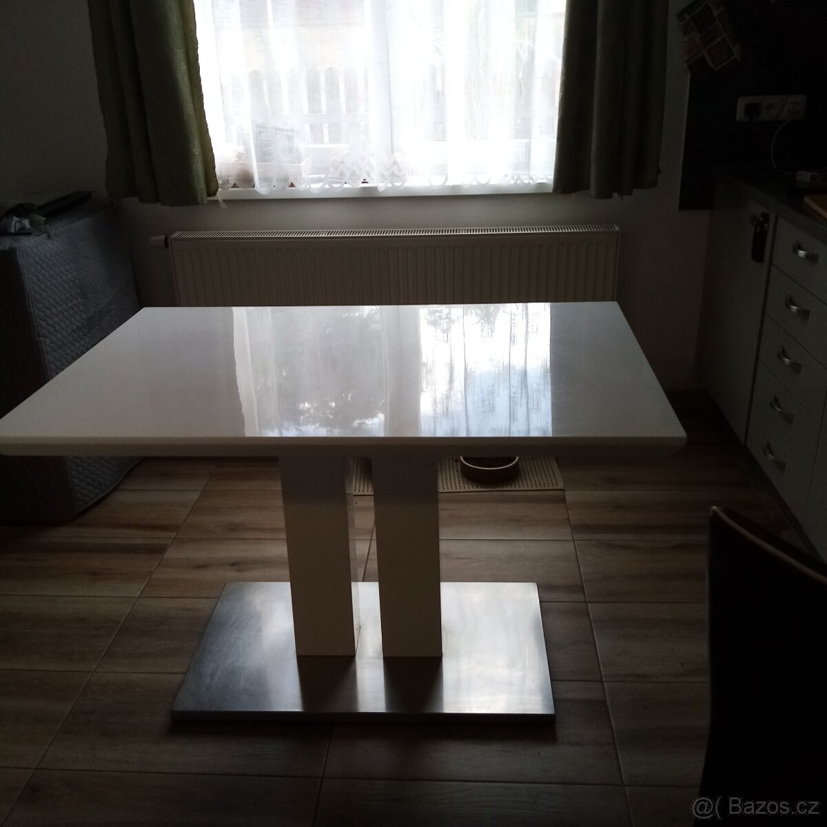 Jídelní stůl, plus 3 židle