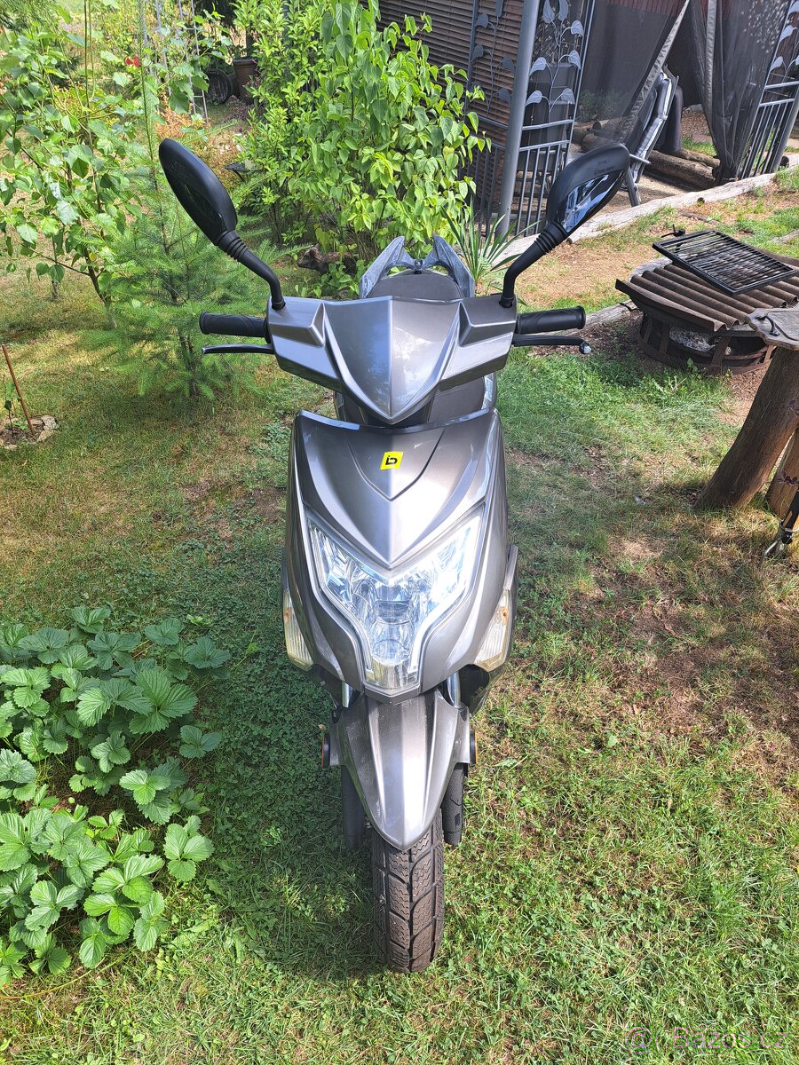 Skútr beeline 50
