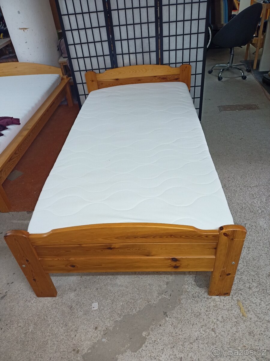 Prodám hezkou postel z masivu 100 x 200 cm