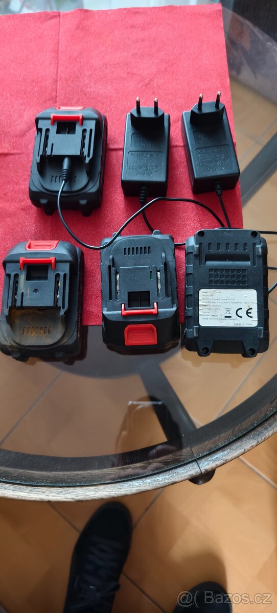 Baterie 4 kus a dvě nabíječky