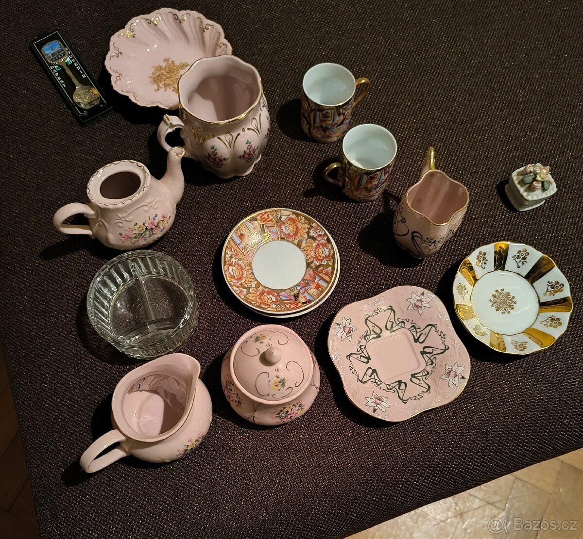 Mix retro porcelánových a keramických dekorativních kousků