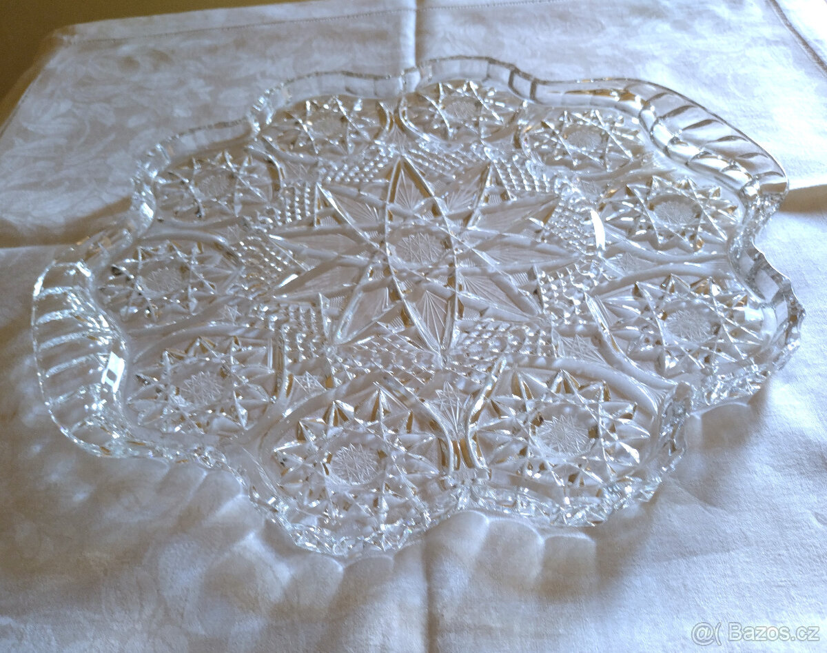 kulatý tác, podnos na cukroví, české broušené sklo