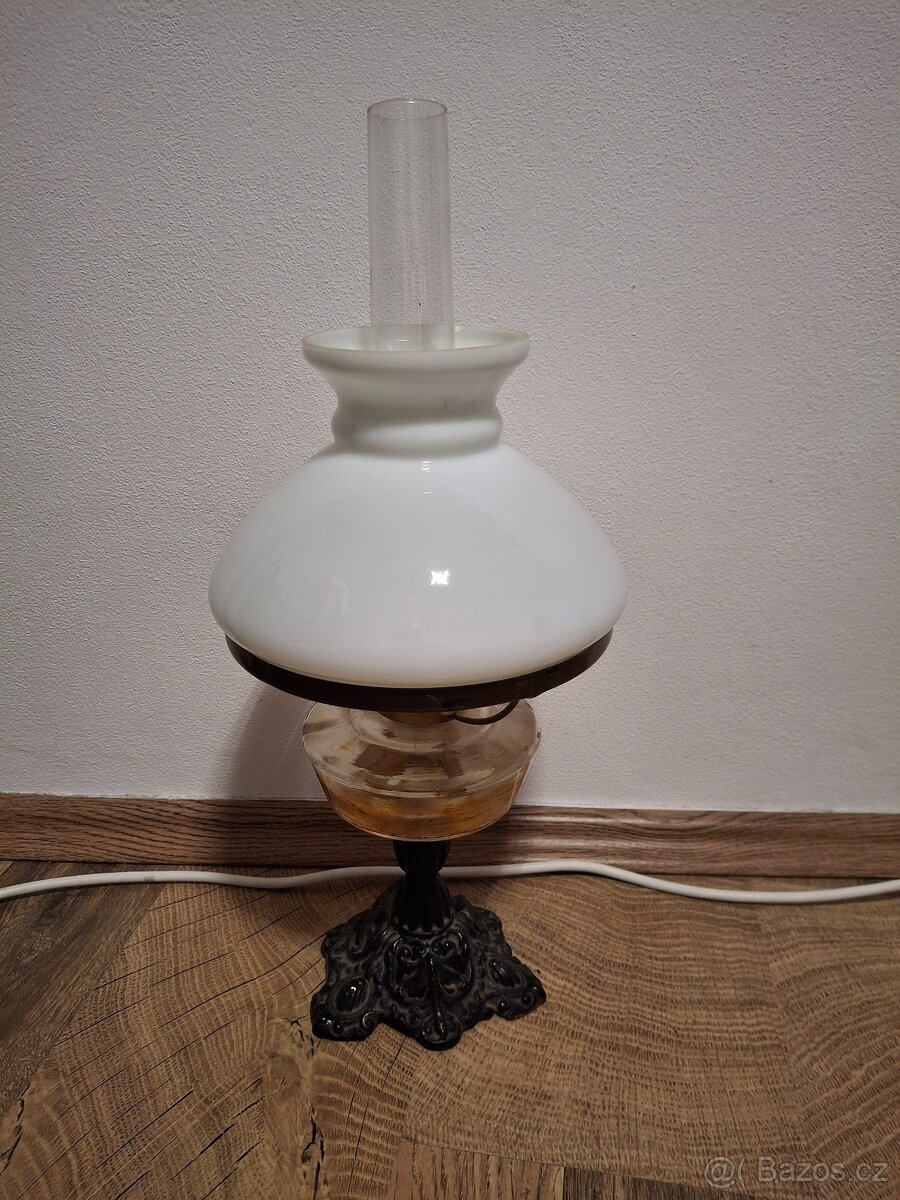 Starší petrolejová lampa