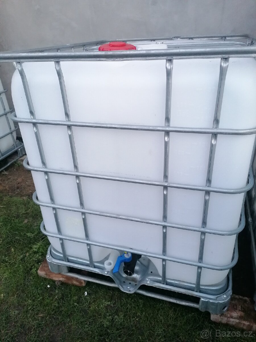Ibc kontejner 1000 litrů na kovový paletě.