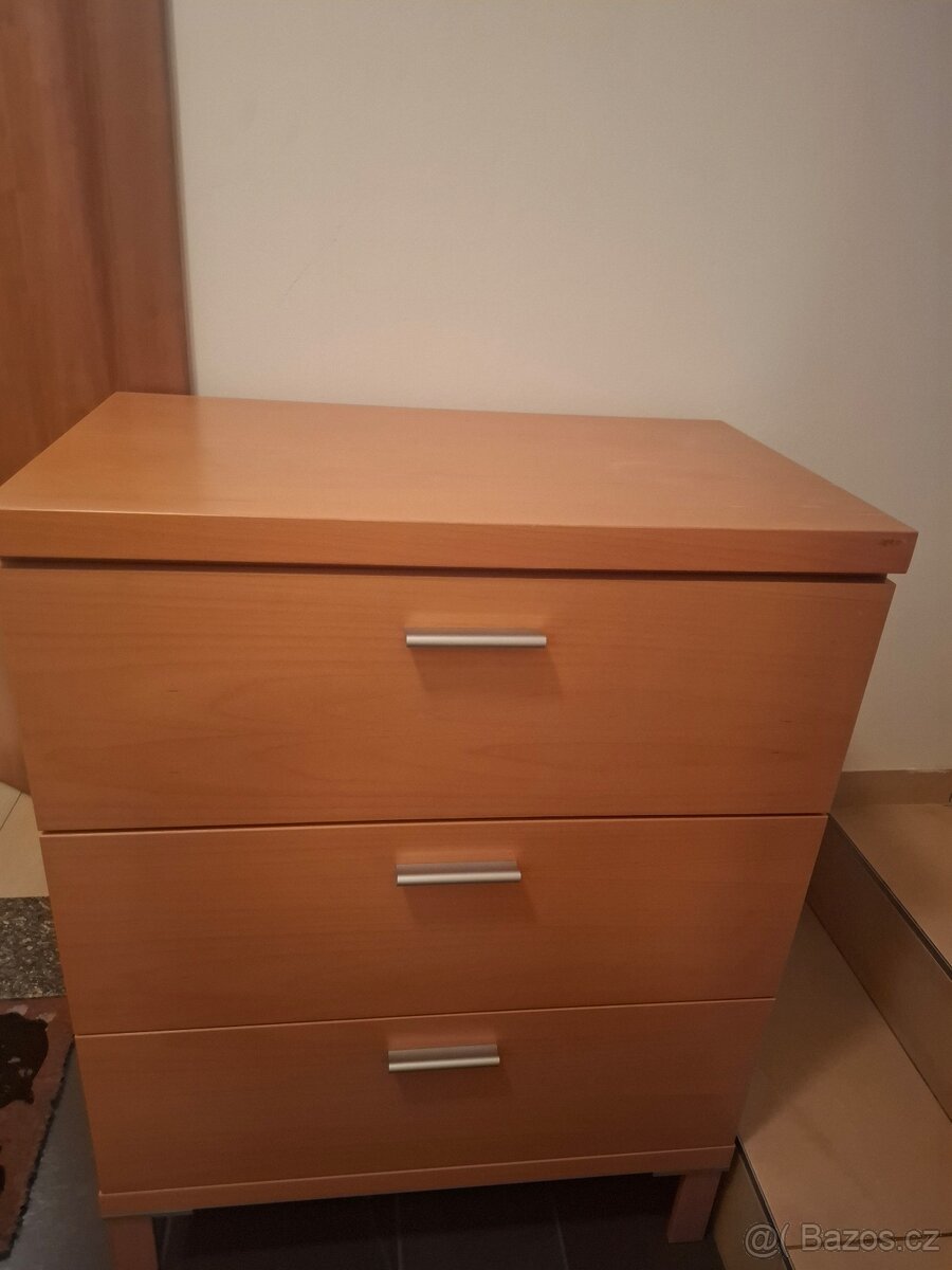 Dřevěná komoda