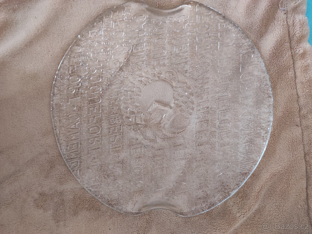 Skleněný servírovací talíř