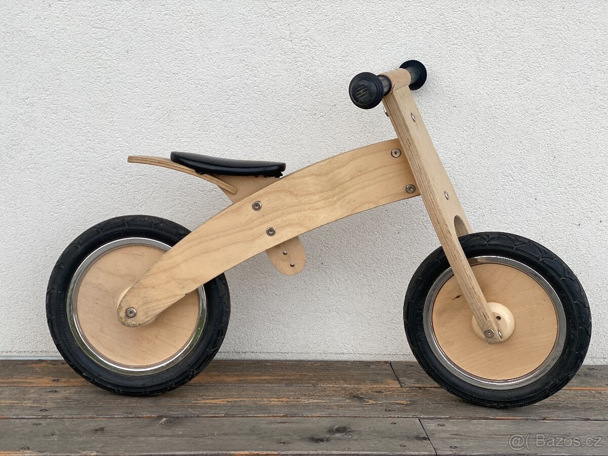 Dřevěné odrážedlo s gumovými koly