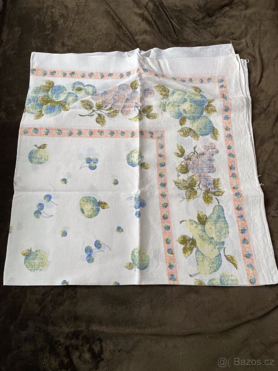 Prodám zachovalé starší ubrusy. Levně