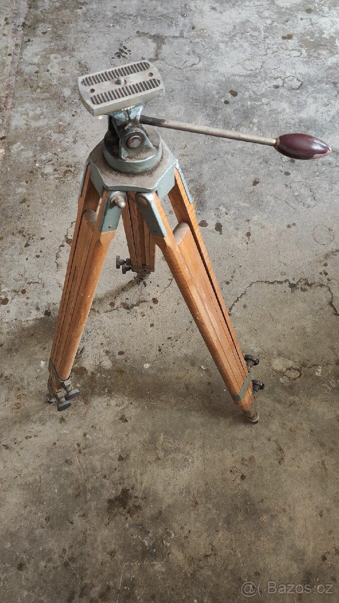 Dreveny retro stativ