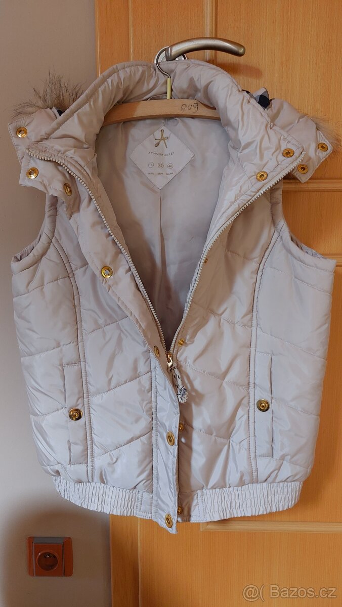 Béžová vesta s kapucí