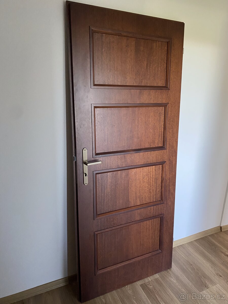 Interiérové dveře se zárubní, levé 80