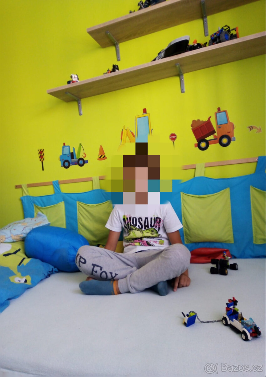 Kapsář na zeď k velké posteli