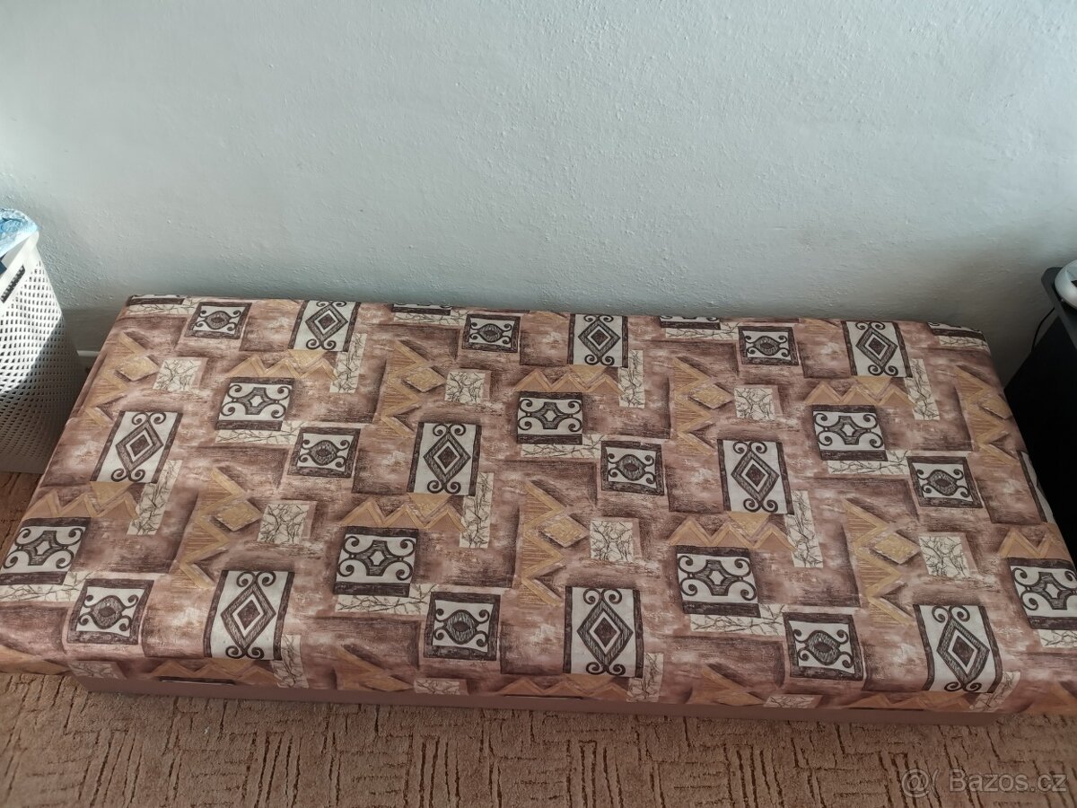Válenda s úložným prostorem