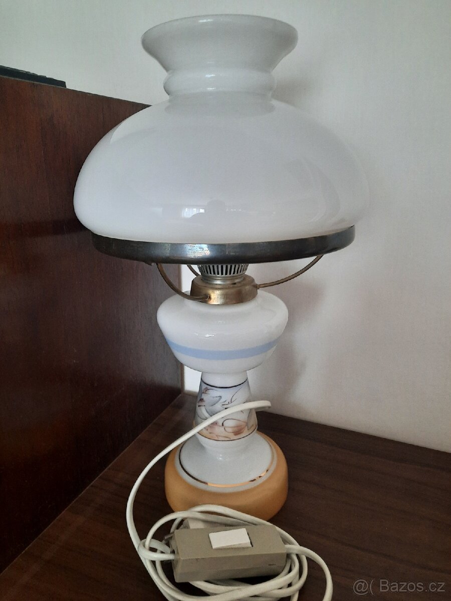 Retro lampa ze 70.let ve stylu petrolejky