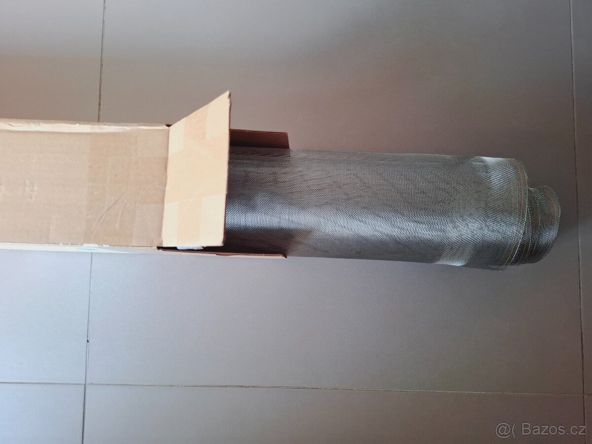 Síť na okna - nová, nerezová ocel 5,7x1m+lep.páska 14m