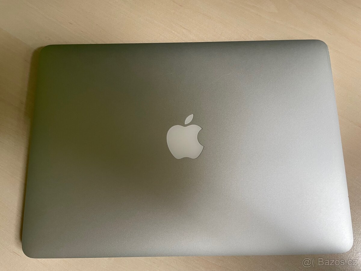MacBook Pro 13” – plně funkční, vadný displej a baterie