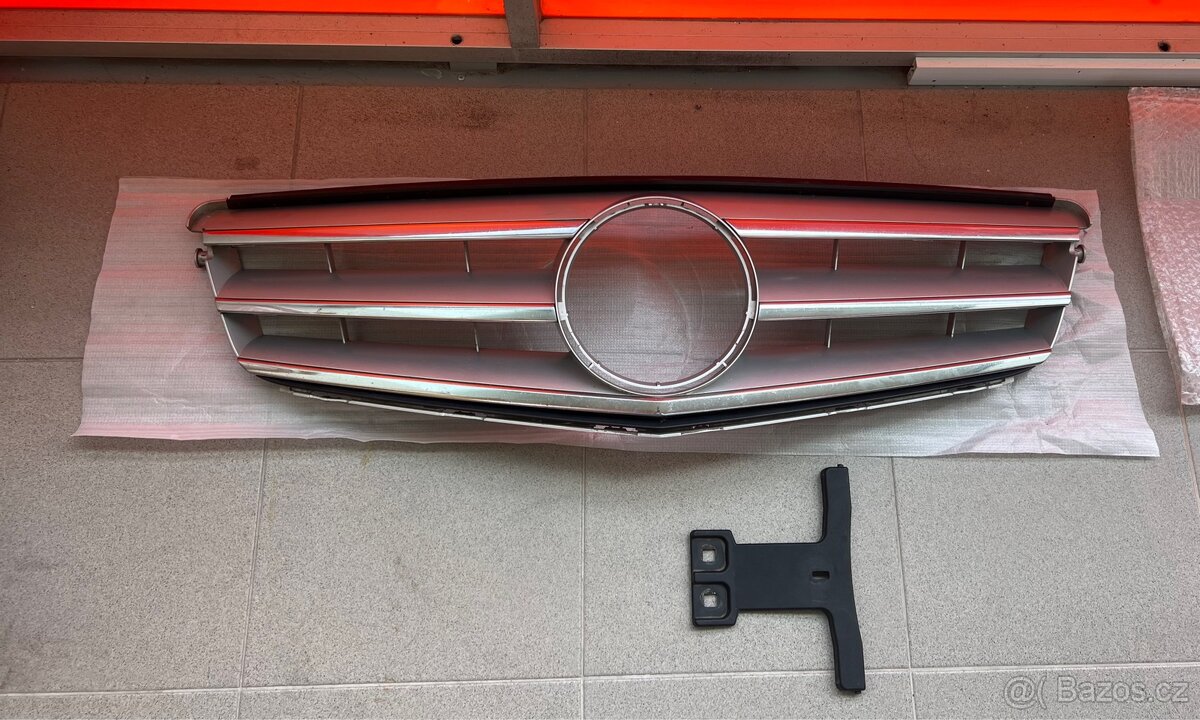 Prodám mřížku předního nárazníku Mercedes w204