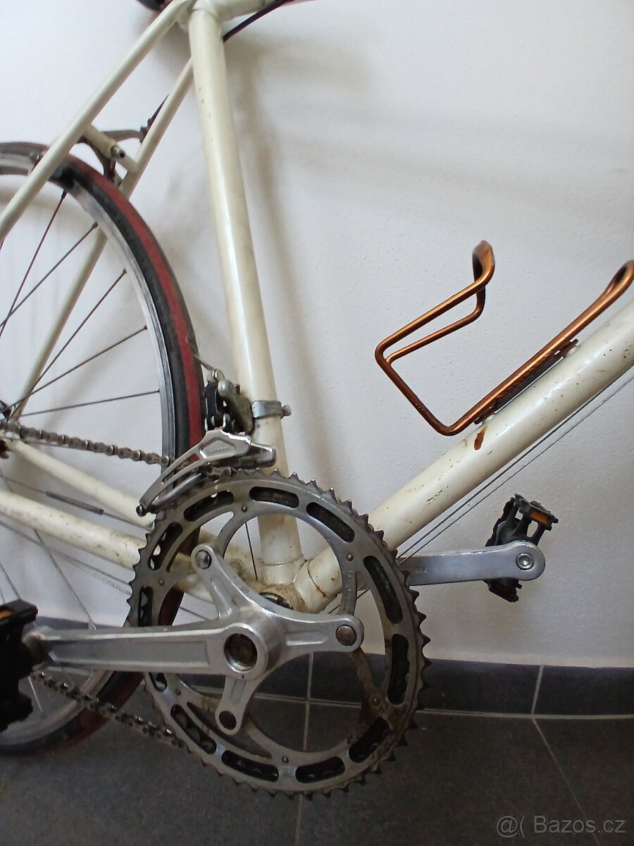 Bílé retro kolo značky Raleigh