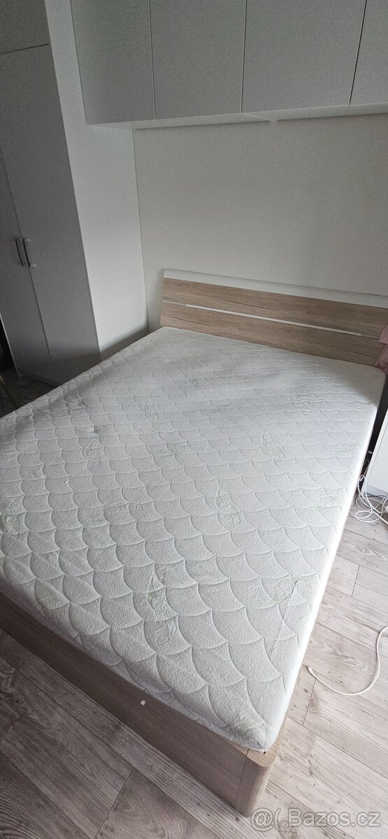 Postel o rozměrech 180×200 cm s lamelovým roštem a matrací