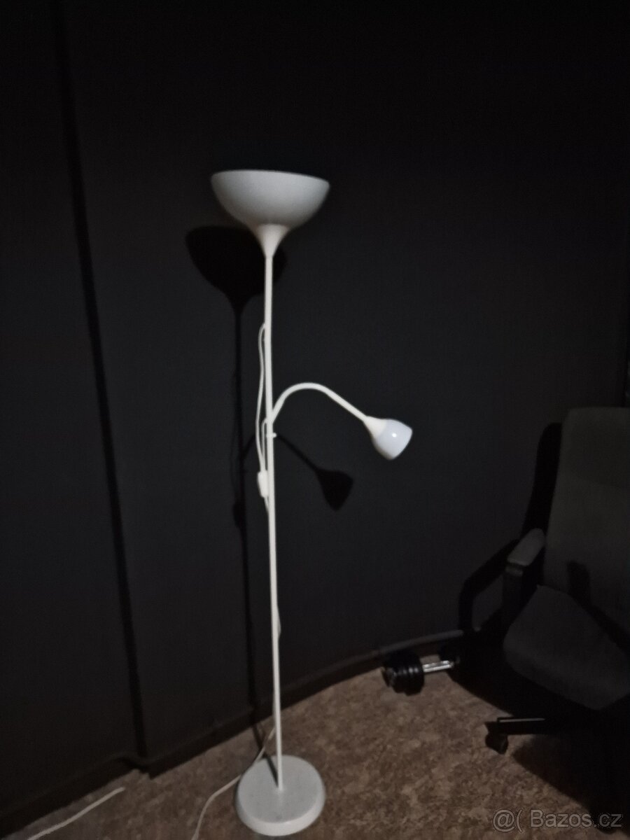 Stojná lampa bílá