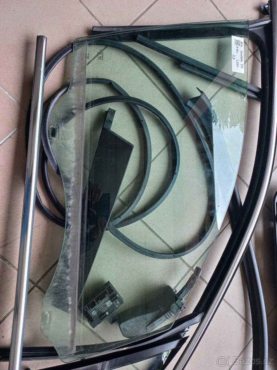 VW Touareg 7P, sklo PP dveří