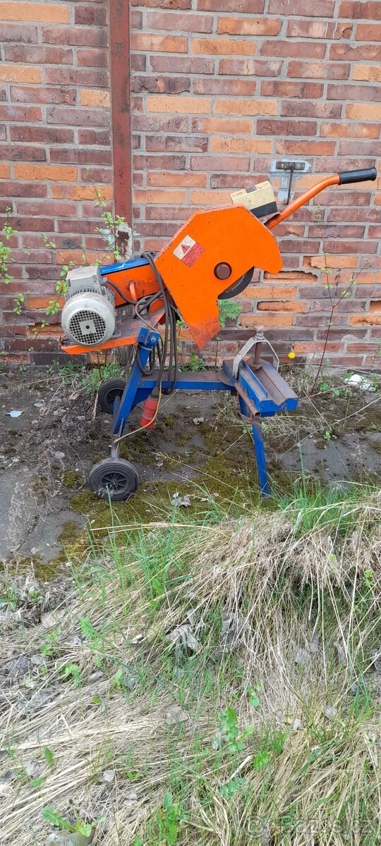 Rozbrušovací stolová pila na kov