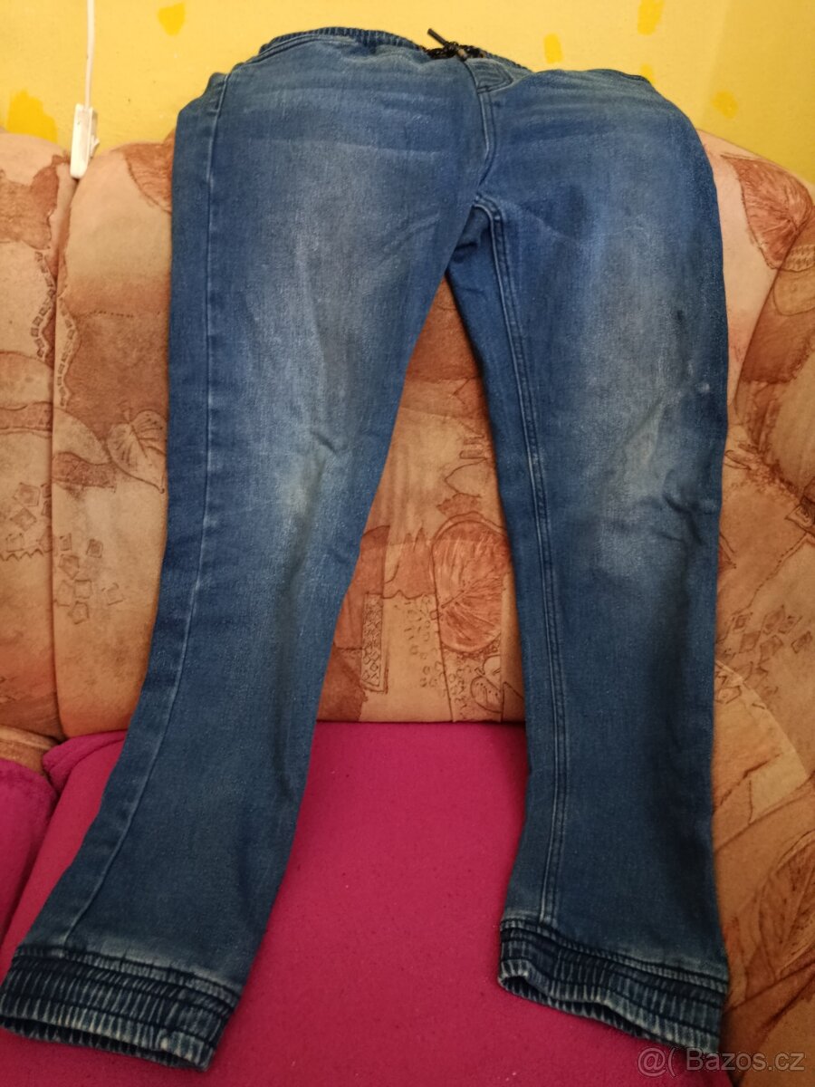 Chlapecké džíny a zimní čepice