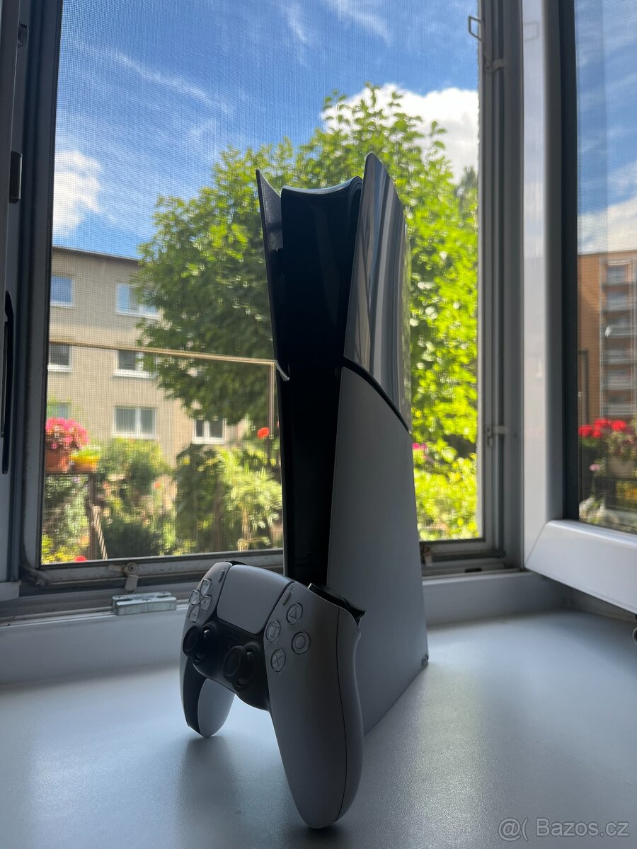 PS5 SLIM S MECHANIKOU V ZÁRUCE DO 07.01.2027 + DVA OVLADAČE