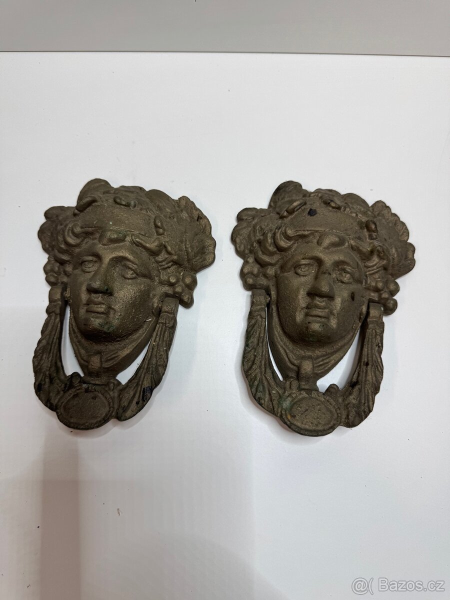 Pár starožitných kovových klepadel
