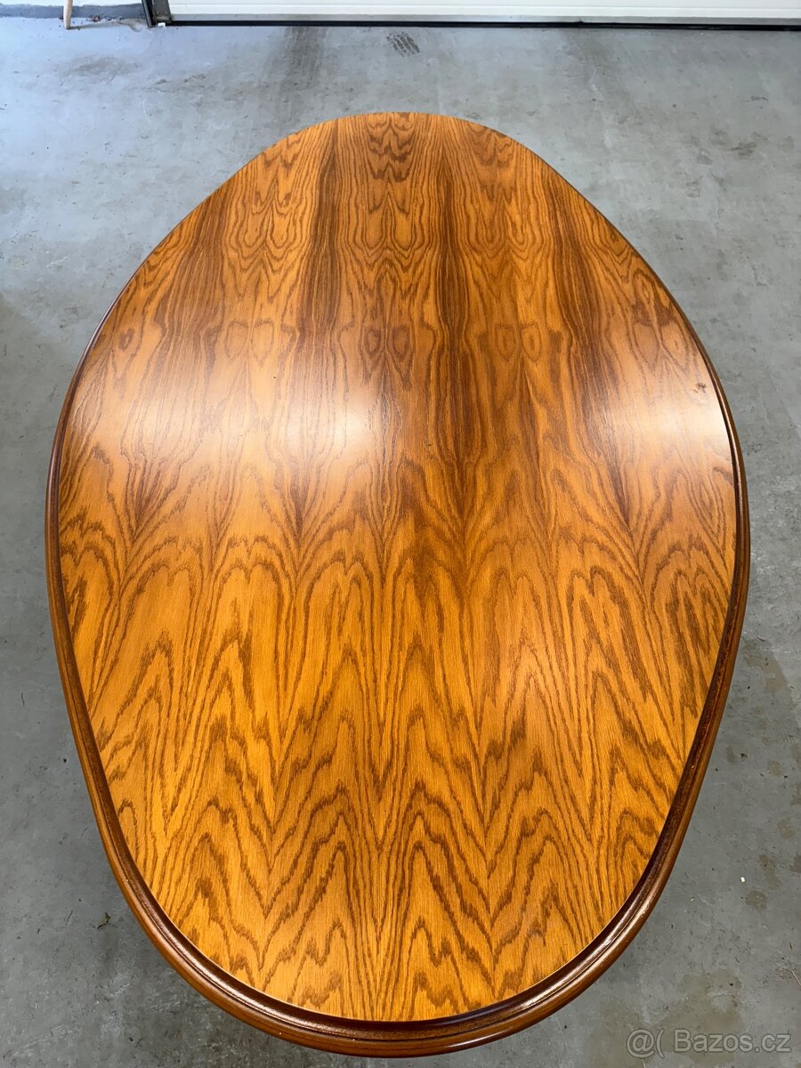 Broušený dřevěný stůl