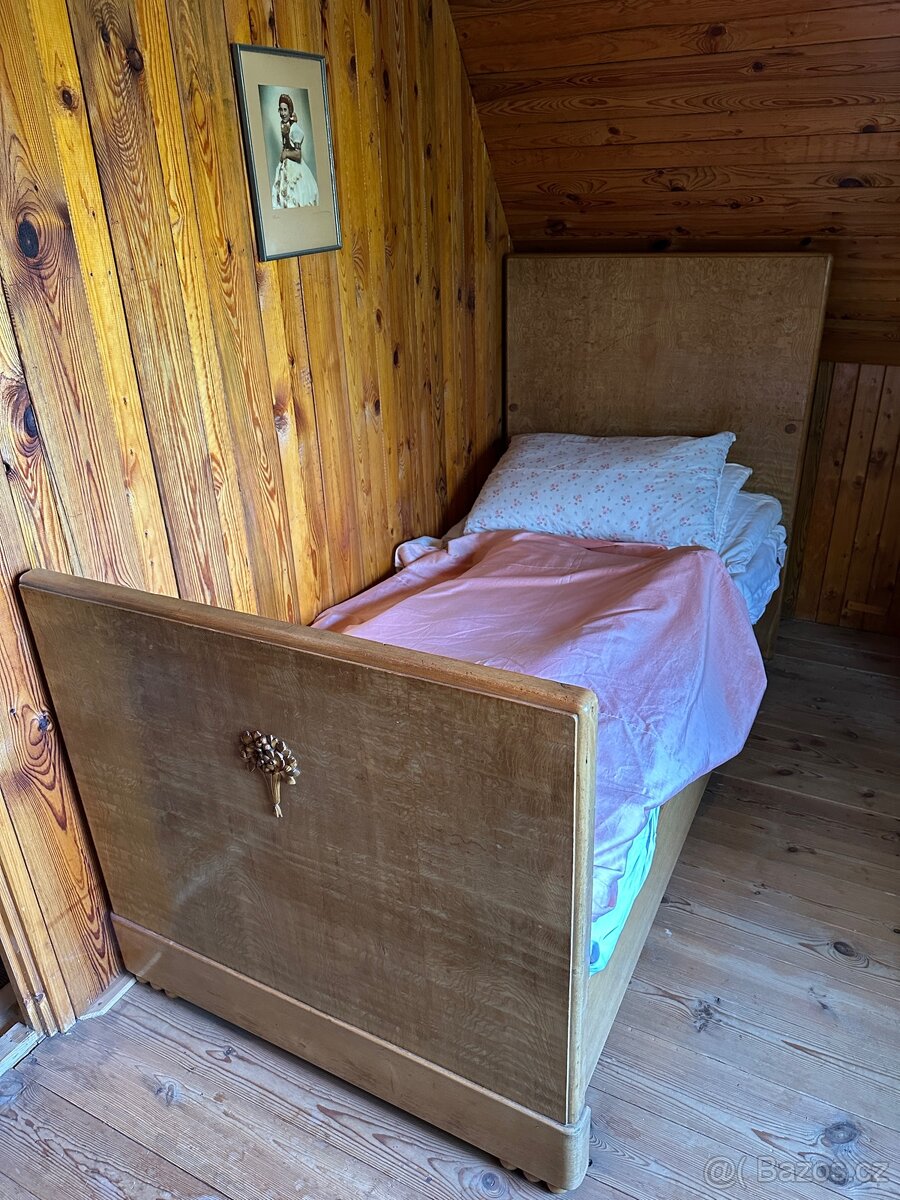 Sada starožitného nábytku