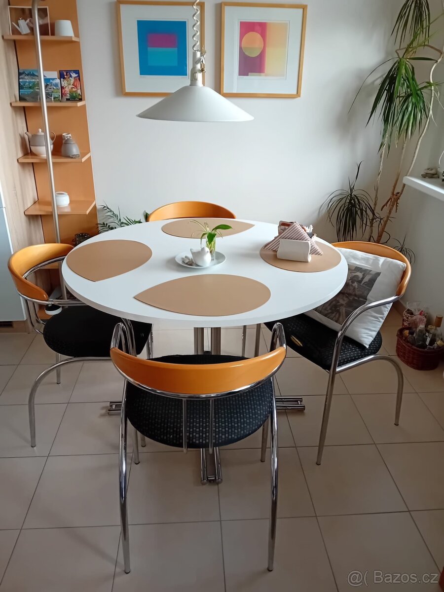 Kulatý jídelní stůl a 4 židle