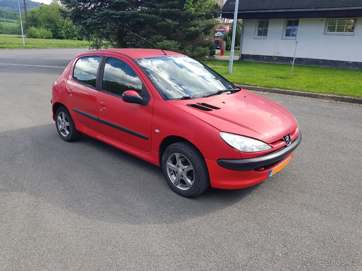 Peugeot 206 1.4hdi 50kw rok 12/2004 5ti dveří