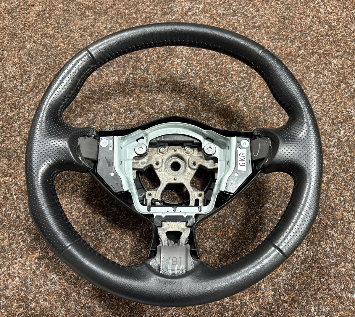 Nissan 370z - originální volant ve výborném stavu