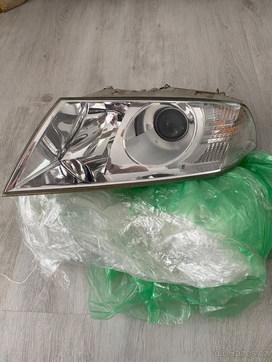 Levý světlomet xenon Škoda Octavia 2