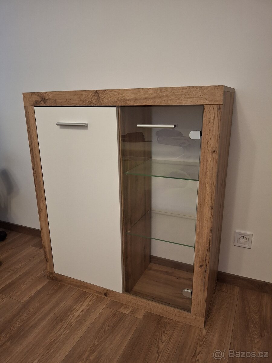 Prosklená skříňka s možností zavěšení
