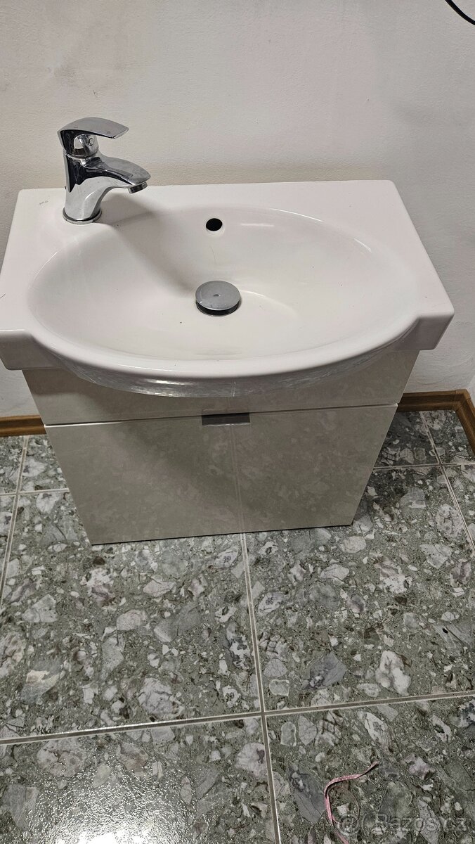 Koupelnová skříňka s umyvadlem
