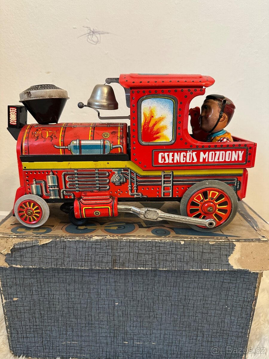 Maďarská plechová lokomotiva, stará hračka