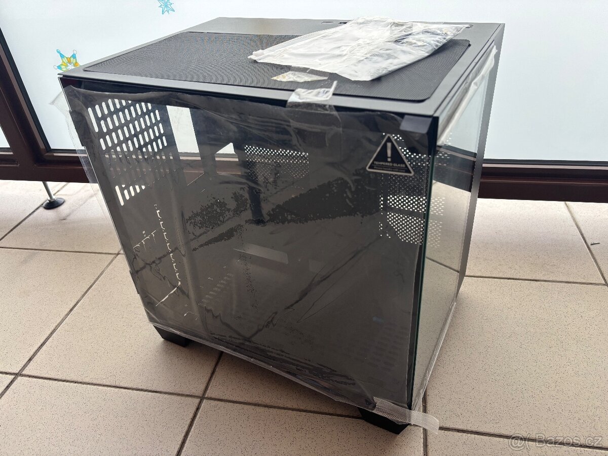 Nepoužitá, prostorná a skleněná PC Case