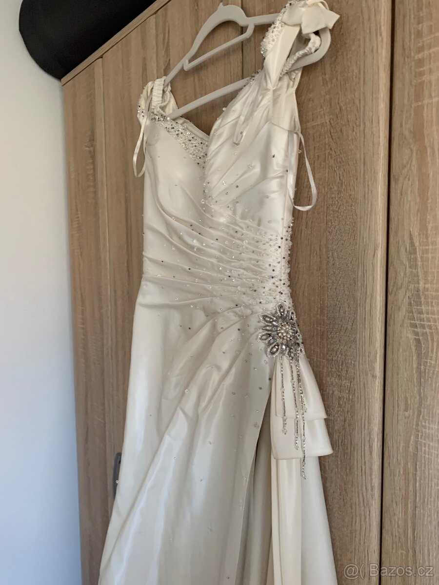 Svatební šaty s vlečkou