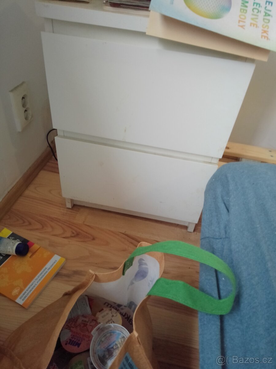 Stolek k posteli skrinka