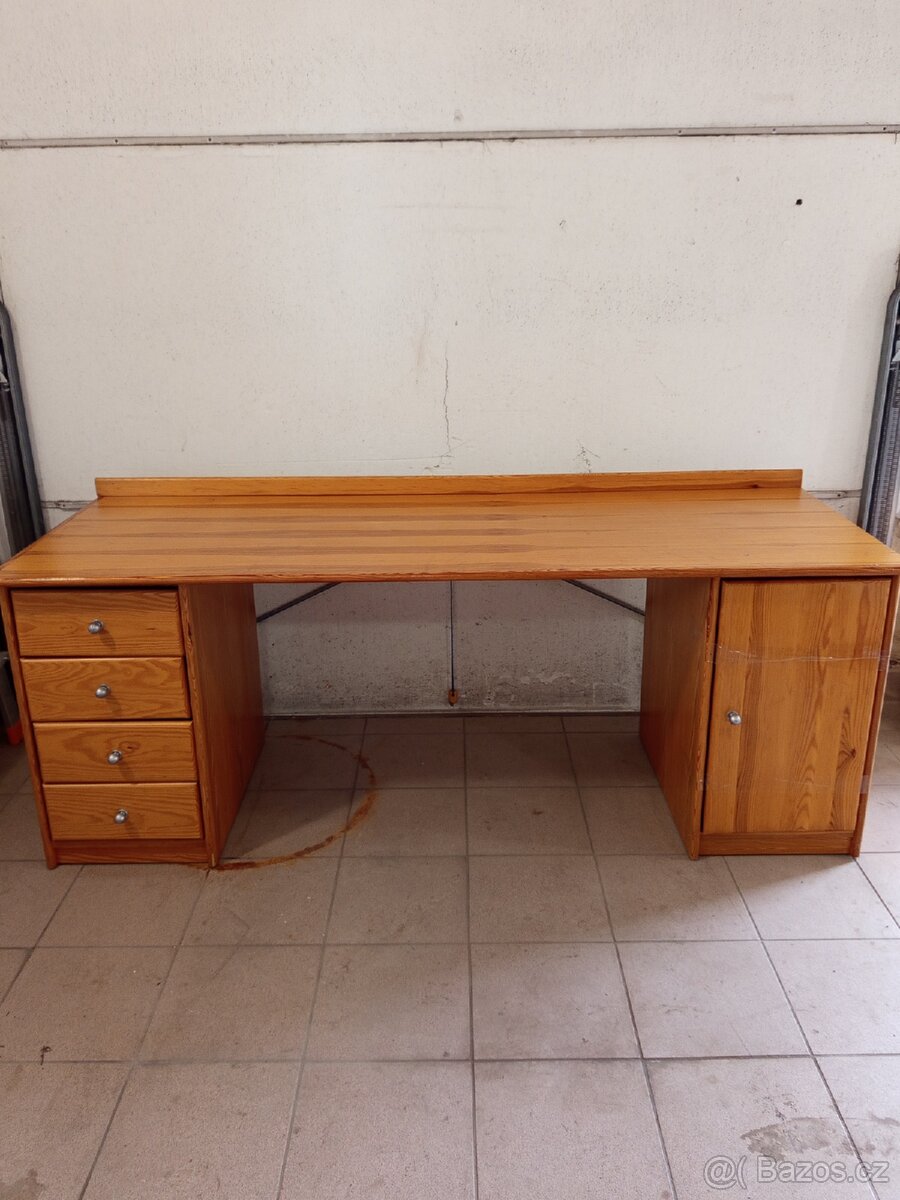 Psací stůl