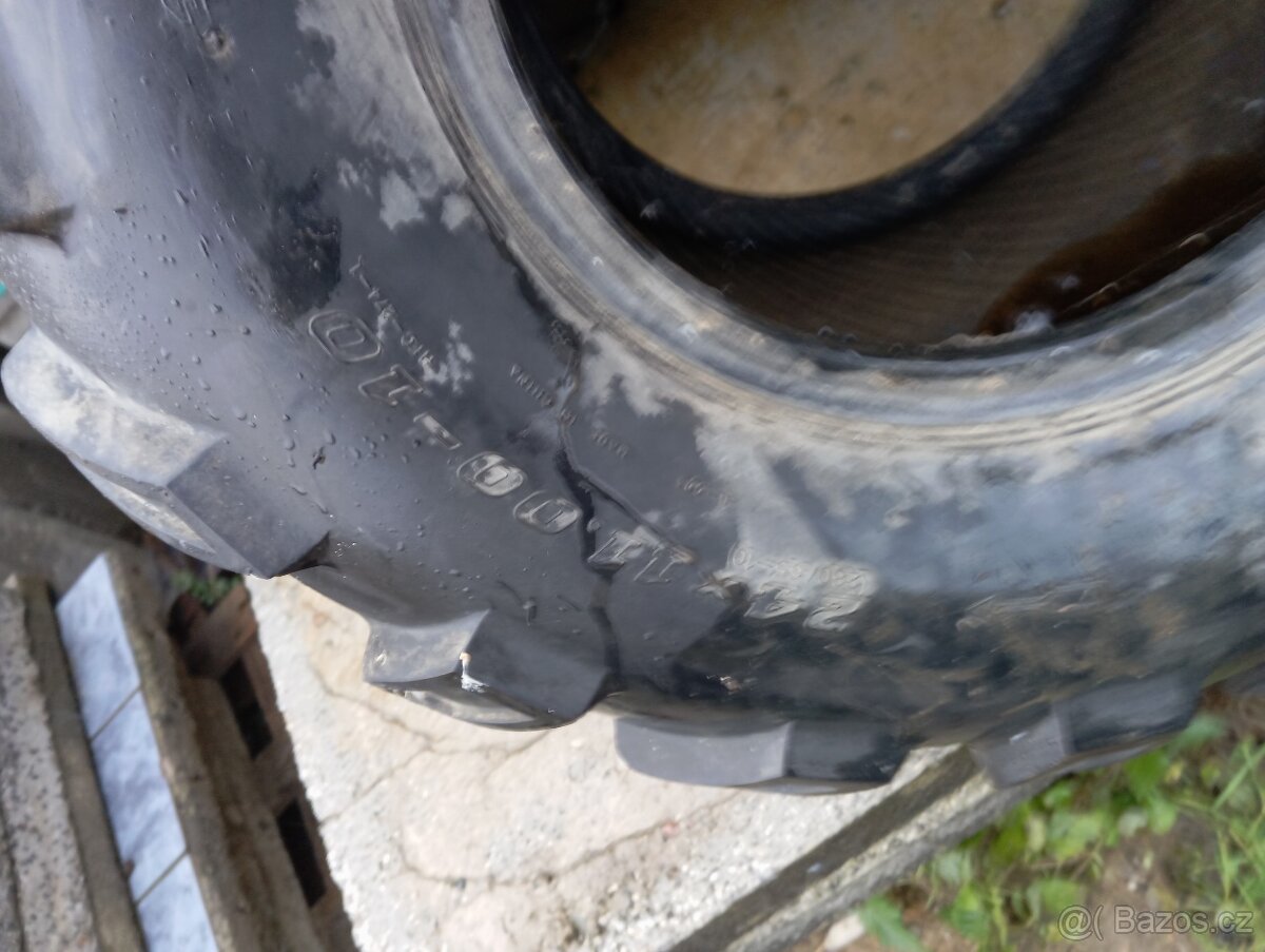 Pneu na čtyřkolku