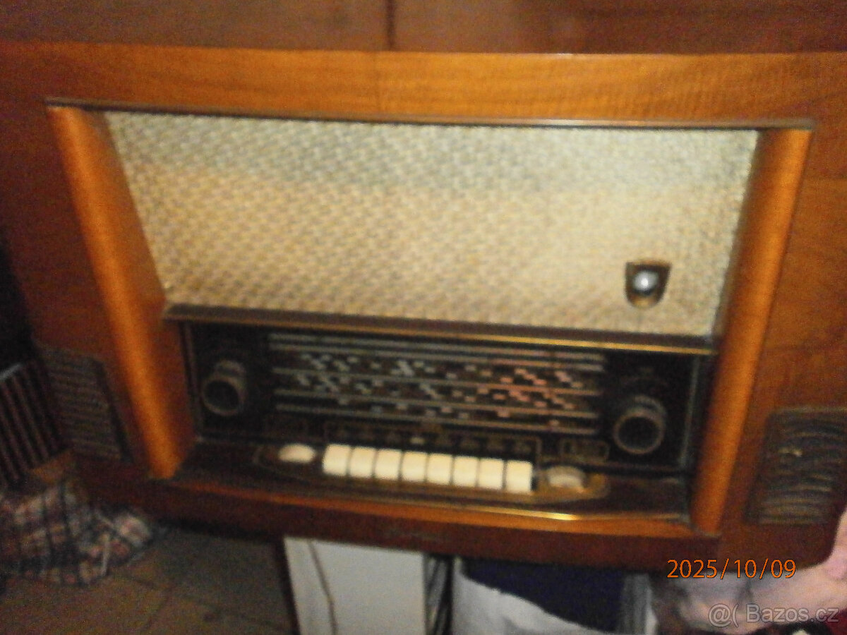 STARÉ DŘEVĚNÉ VELKÉ RÁDIO zn. CHORÁL