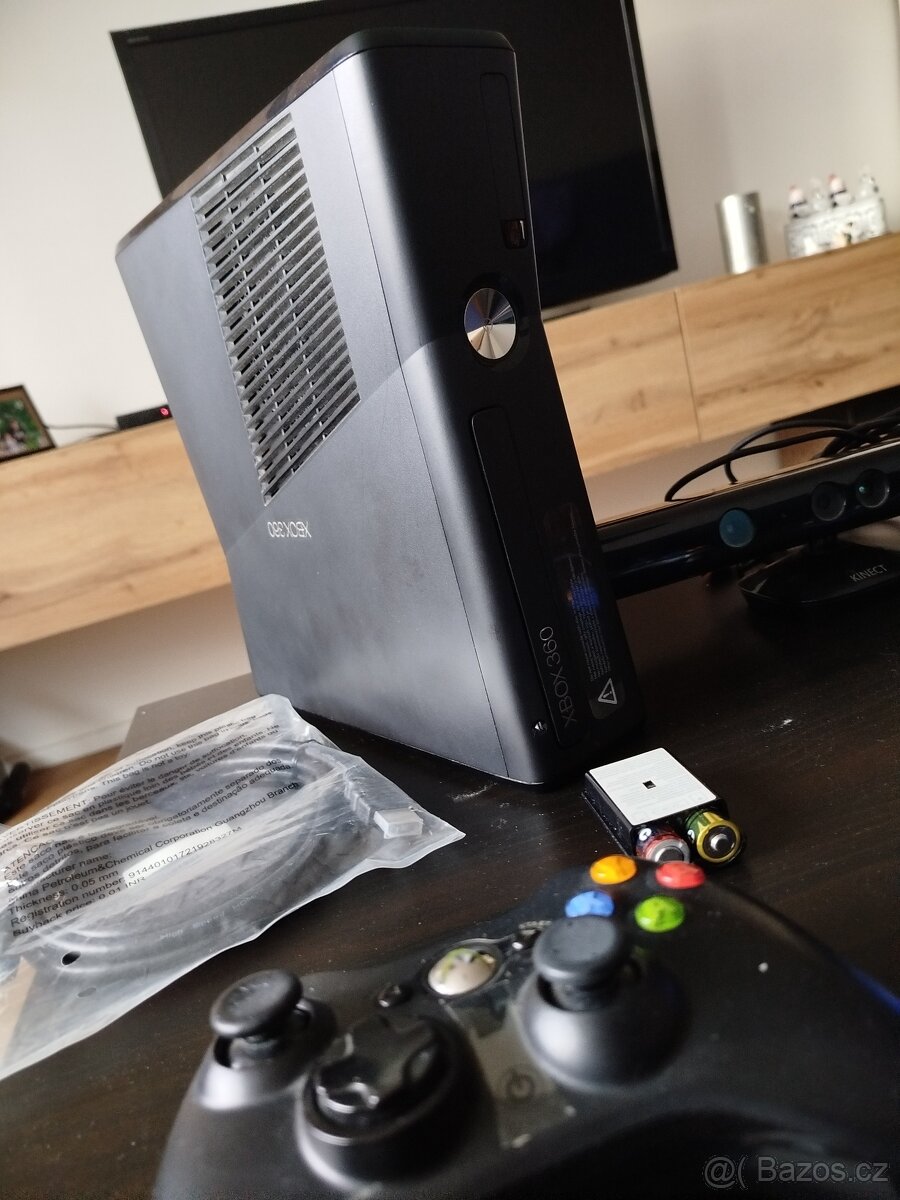 XBOX 360 slim + Kinect + 2 ovladače + 14 her