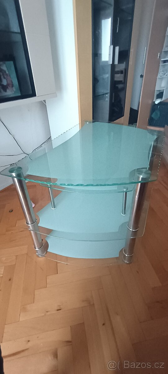 Skleněný třípatrový stůl
