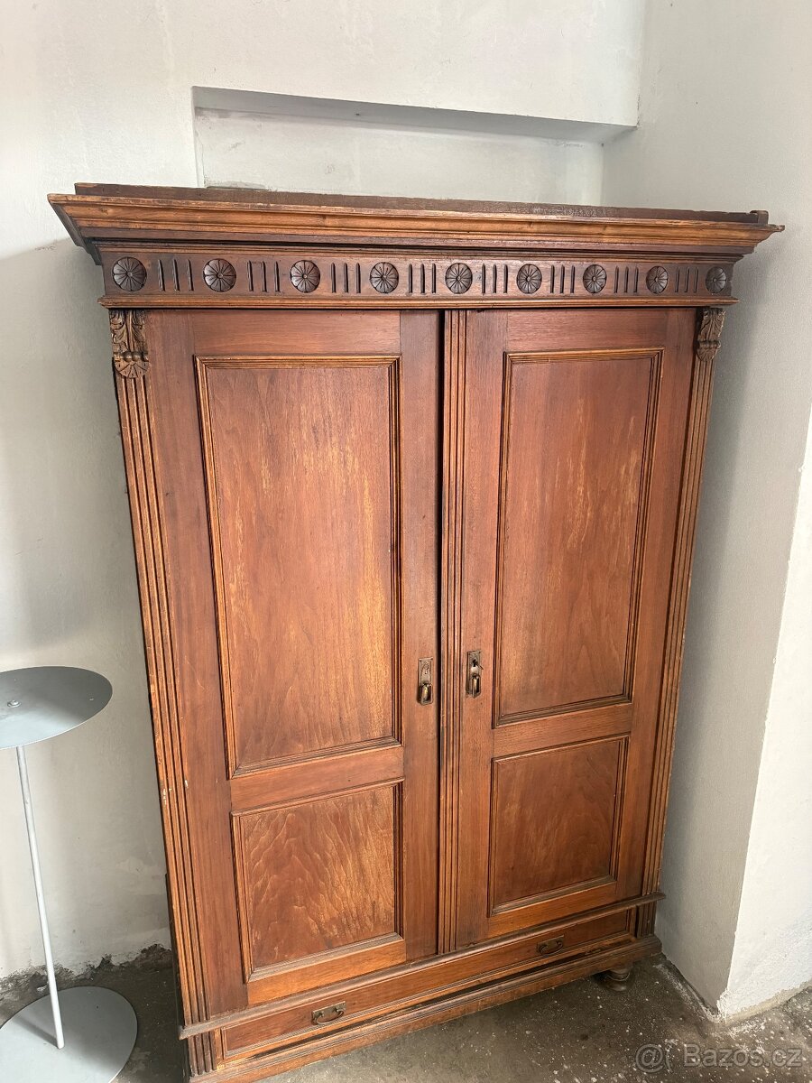 Starožitná skříň nábytek