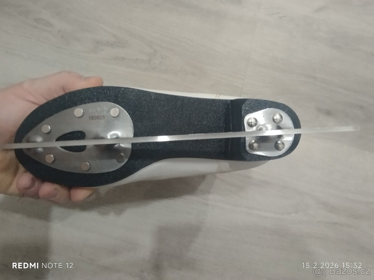 Dívčí lední brusle